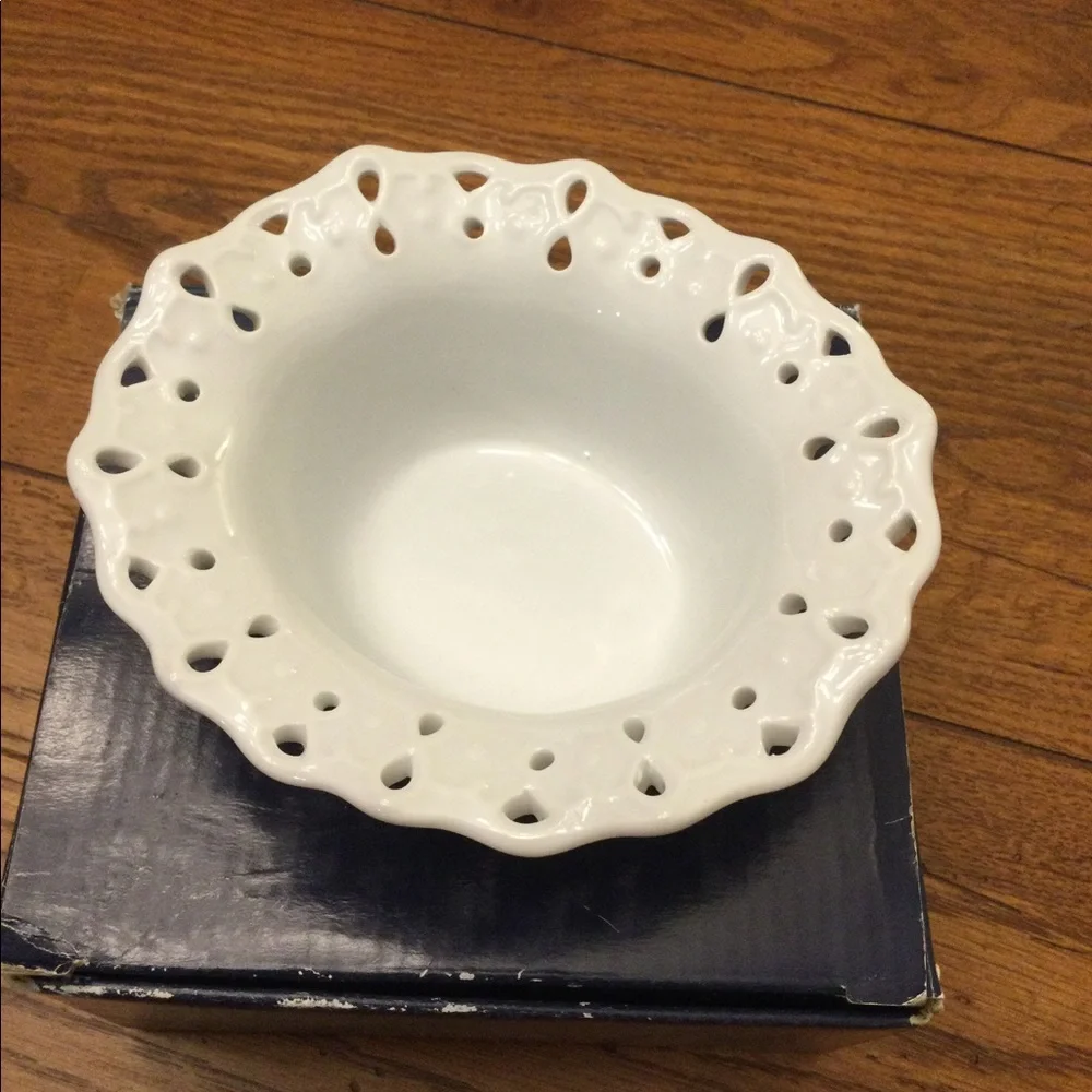 Mikasa NEW “Ruffles” White‎ serving Bowl 5.5”